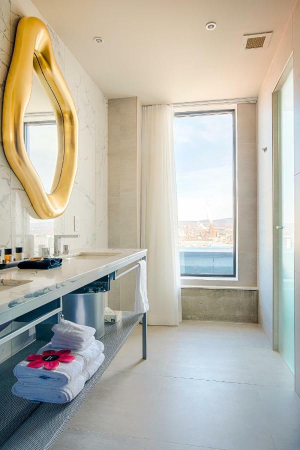 Monsieur Jean, Vieux Hotel